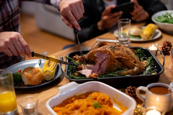 Close Van Handen Van Mens Zittend Aan Een Tafel Voor — Stockfoto