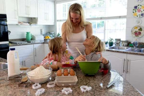 Front View Happy Young Caucasian Mother Her Young Daughter Son — Stock Photo, Image