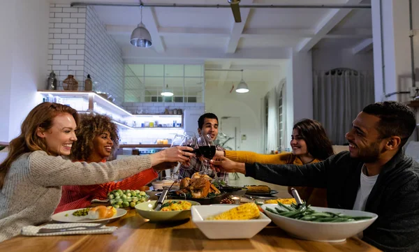 Vista Lateral Grupo Amigos Jóvenes Adultos Multi Étnicos Masculinos Femeninos — Foto de Stock