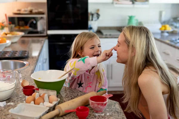 Side View Happy Young Caucasian Woman Her Young Daughter Kitchen — Stock Photo, Image