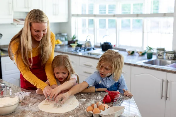 Front View Happy Young Caucasian Mother Her Young Daughter Son — Stock Photo, Image