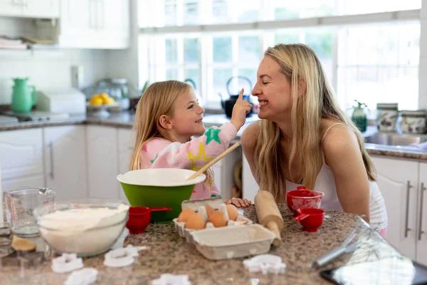 Side View Happy Young Caucasian Woman Her Young Daughter Kitchen — Stock Photo, Image