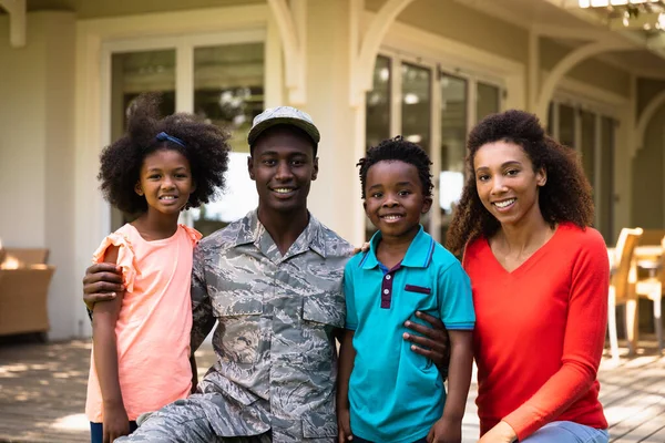 Retrato Joven Soldado Afroamericano Adulto Jardín Fuera Casa Arrodillado Con — Foto de Stock