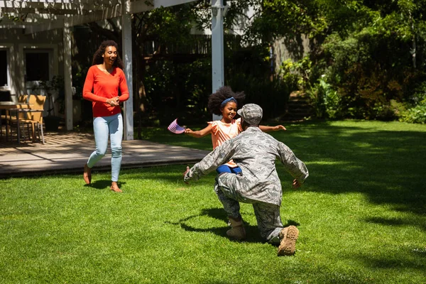 Vue Arrière Jeune Soldat Afro Américain Adulte Agenouillé Sur Herbe — Photo