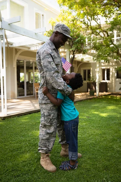 Synet Ung Voksen Afroamerikansk Soldat Utenfor Hjemmet Sitt Han Omfavner – stockfoto