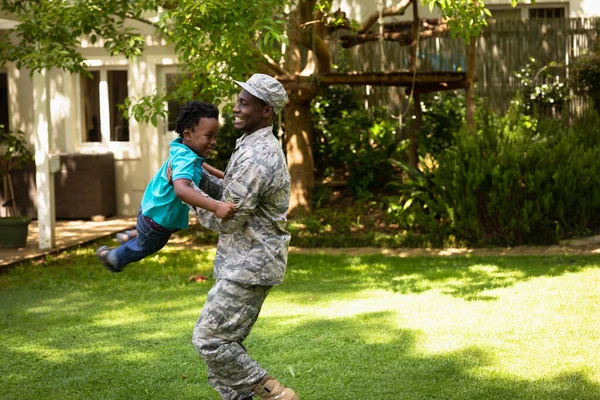 Vue Latérale Jeune Soldat Afro Américain Adulte Dans Jardin Extérieur — Photo