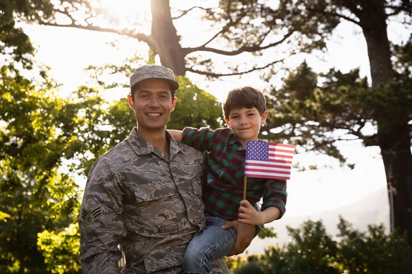 Retrato Jovem Adulto Mestiço Soldado Masculino Jardim Fora Sua Casa — Fotografia de Stock