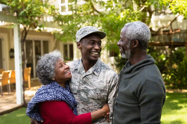 Vue Face Jeune Soldat Afro Américain Adulte Dans Jardin Devant — Photo