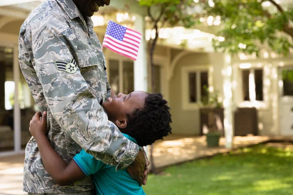 Vista Lateral Cerca Joven Soldado Afroamericano Adulto Jardín Fuera Casa — Foto de Stock