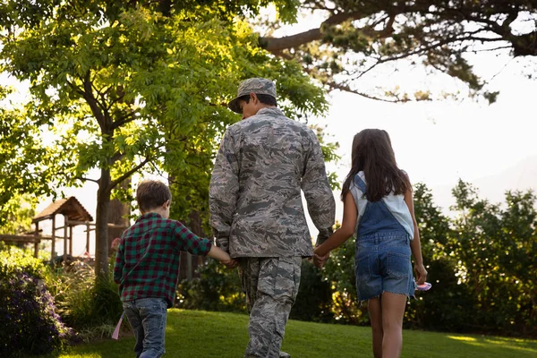 Vue Arrière Jeune Soldat Race Mixte Adulte Dans Jardin Extérieur — Photo