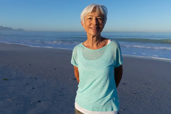 Senior Mujer Caucásica Disfrutando Del Tiempo Playa Día Soleado Mirando — Foto de Stock