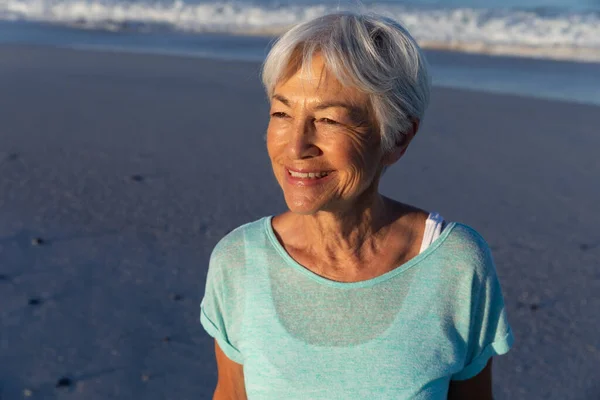 Senior Mujer Caucásica Disfrutando Del Tiempo Playa Día Soleado Mirando — Foto de Stock