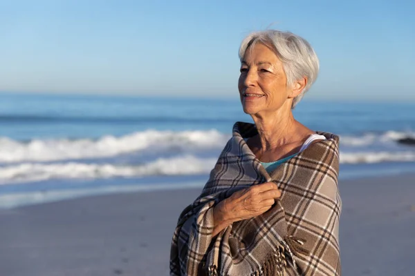 Senior Vit Kvinna Njuter Tid Stranden Solig Dag Täckt Med — Stockfoto