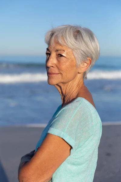 Senior Kavkazská Žena Těší Čas Pláži Slunečného Dne Usmívá Mořem — Stock fotografie