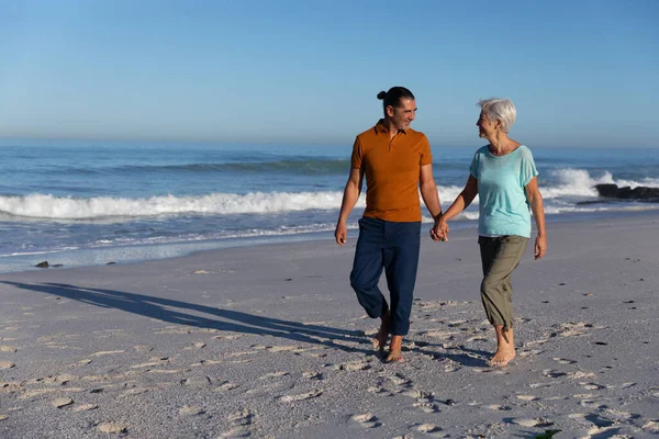 Coppia Caucasica Anziana Che Gode Tempo Spiaggia Una Giornata Sole — Foto Stock