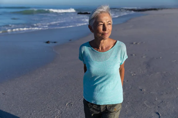 Mulher Caucasiana Sênior Aproveitando Tempo Praia Dia Ensolarado Andando Com — Fotografia de Stock