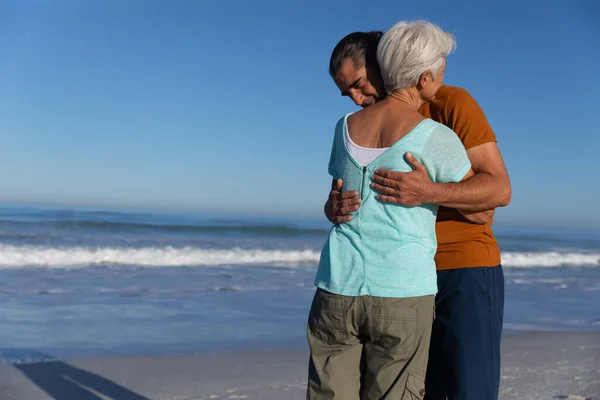 Ältere Kaukasische Paar Genießen Die Zeit Strand Einem Sonnigen Tag — Stockfoto