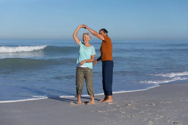 Ältere Kaukasische Paare Genießen Die Zeit Strand Einem Sonnigen Tag — Stockfoto