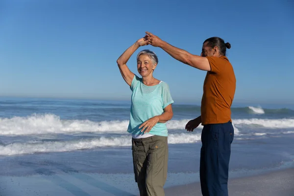 Senior Kaukasiska Par Njuter Tid Stranden Solig Dag Dansa Tillsammans — Stockfoto