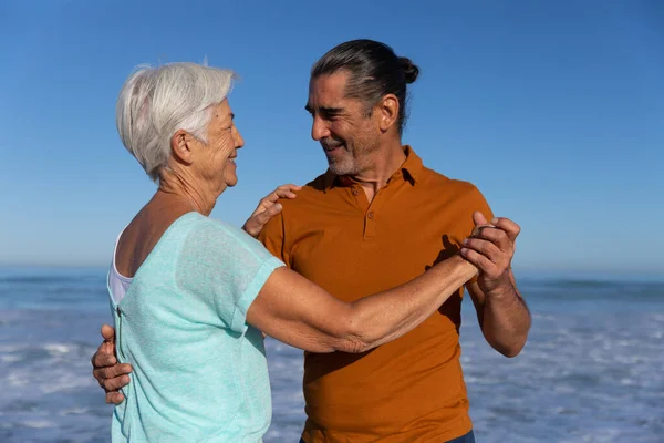 Senior Couple Caucasien Profiter Temps Plage Par Une Journée Ensoleillée — Photo