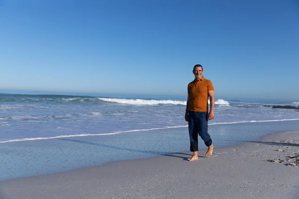 Homem Caucasiano Sênior Aproveitando Tempo Praia Dia Ensolarado Andando Descalço — Fotografia de Stock