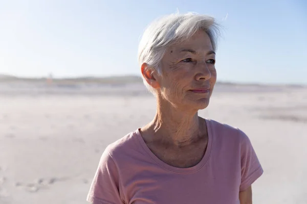 Senior Donna Caucasica Godendo Del Tempo Spiaggia Una Giornata Sole — Foto Stock