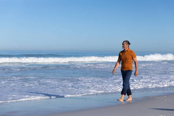 Senior Kaukasiske Mand Nyder Tid Stranden Solrig Dag Barfodet Alene - Stock-foto