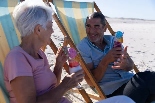 Senior Pareja Caucásica Disfrutando Tiempo Playa Día Soleado Sentado Tumbonas — Foto de Stock