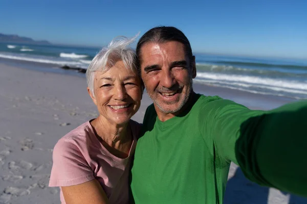 Älteres Kaukasisches Paar Genießt Einem Sonnigen Tag Die Zeit Strand — Stockfoto