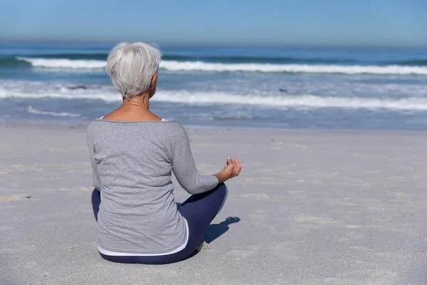 Senior Caucasian Woman Enjoying Time Beach Sunny Day Sitting Sand — Stock Photo, Image