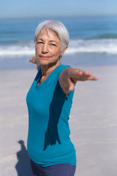 Starší Běloška Užívá Čas Pláži Slunečného Dne Sedí Písku Cvičí — Stock fotografie