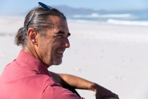 Homem Caucasiano Sênior Desfrutando Tempo Praia Dia Ensolarado Sentado Areia — Fotografia de Stock