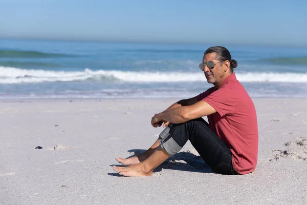 Homem Caucasiano Sênior Desfrutando Tempo Praia Dia Ensolarado Sentado Areia — Fotografia de Stock