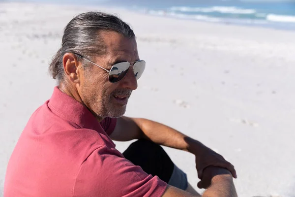 Senior Uomo Caucasico Godendo Del Tempo Spiaggia Una Giornata Sole — Foto Stock