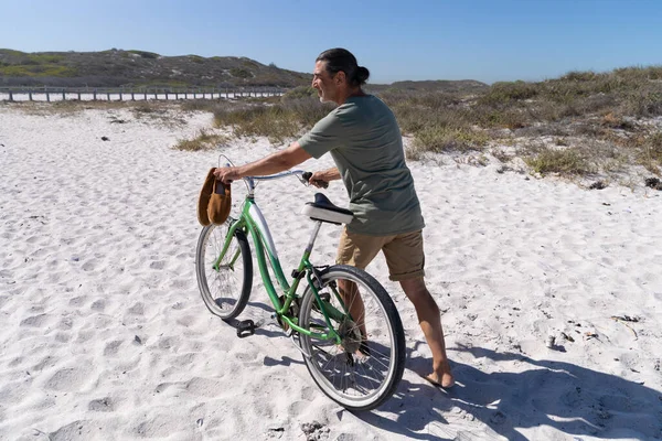 Homme Caucasien Senior Profitant Temps Plage Par Une Journée Ensoleillée — Photo