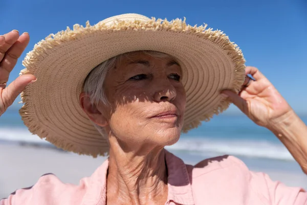 Kıdemli Beyaz Kadın Güneşli Bir Günde Kumsalda Eğleniyor Şapka Takıyor — Stok fotoğraf
