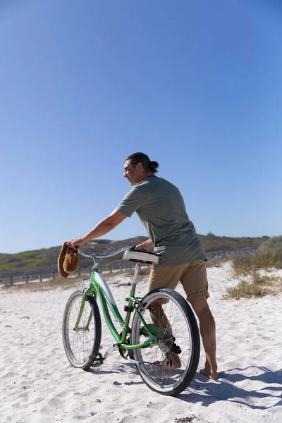 Älterer Kaukasischer Mann Genießt Einem Sonnigen Tag Die Zeit Strand — Stockfoto