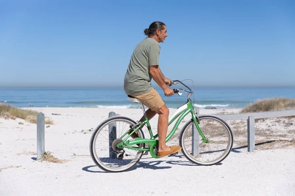 Senior Caucasian Man Enjoying Time Beach Sunny Day Riding Bike — Stock Photo, Image