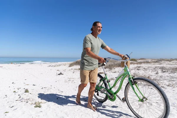 Homem Caucasiano Sênior Aproveitando Tempo Praia Dia Ensolarado Andando Carregando — Fotografia de Stock