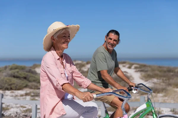 Старша Кавказька Пара Проводить Час Пляжі Сонячний День Їдучи Велосипедах — стокове фото