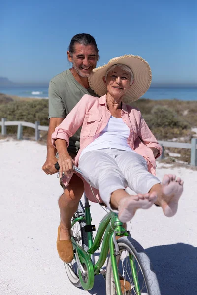 Casal Caucasiano Sênior Desfrutando Tempo Praia Dia Ensolarado Andando Bicicleta — Fotografia de Stock