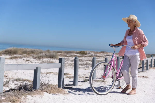 Kıdemli Beyaz Kadın Güneşli Bir Günde Kumsalda Eğleniyor Arka Planda — Stok fotoğraf