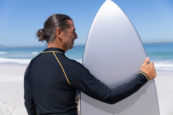 Senior Kaukasische Man Genieten Van Tijd Aan Het Strand Een — Stockfoto