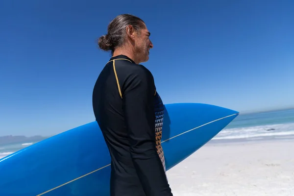 Senior Homme Caucasien Profiter Temps Plage Par Une Journée Ensoleillée — Photo