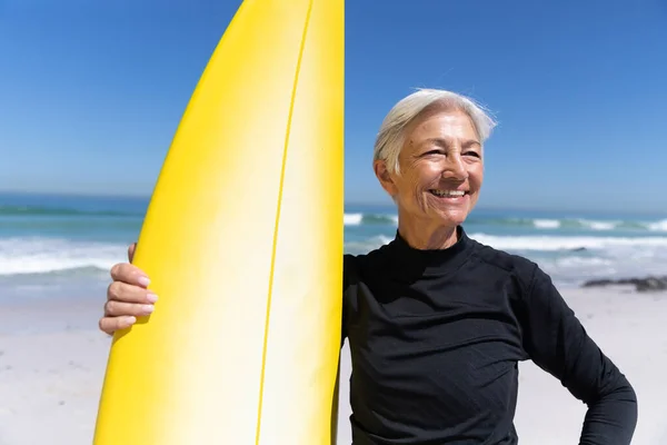 Senior Mujer Caucásica Disfrutando Del Tiempo Playa Día Soleado Pie — Foto de Stock