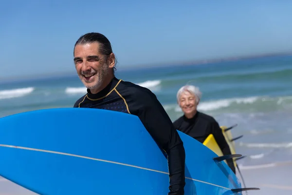 Pareja Mayores Caucásicos Disfrutando Del Tiempo Playa Día Soleado Caminando — Foto de Stock