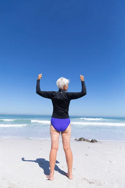 Mulher Caucasiana Sênior Aproveitando Tempo Praia Dia Ensolarado Flexionando Seu — Fotografia de Stock