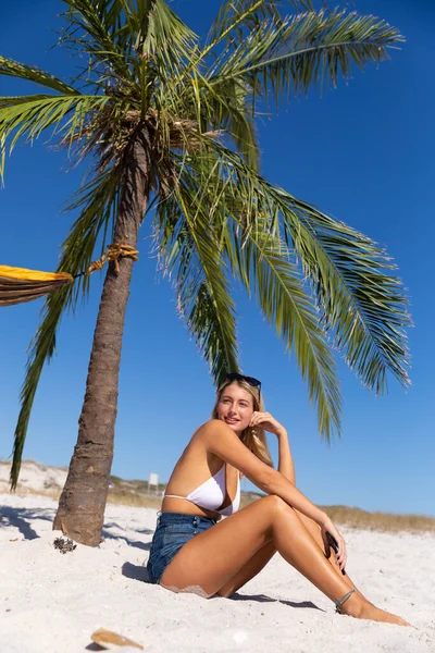 Biała Kobieta Ciesząca Się Czasem Plaży Słoneczny Dzień Siedząca Przy — Zdjęcie stockowe