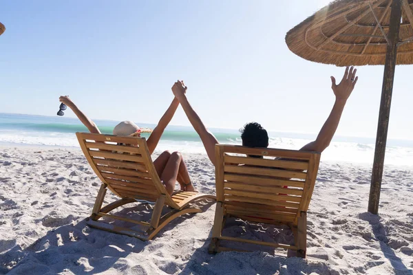 Coppia Caucasica Godersi Tempo Spiaggia Una Giornata Sole Seduti Sedie — Foto Stock