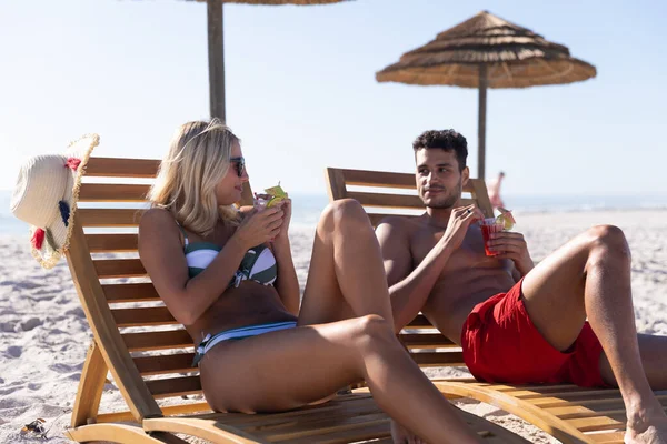 Coppia Caucasica Godersi Tempo Spiaggia Una Giornata Sole Seduti Sedie — Foto Stock